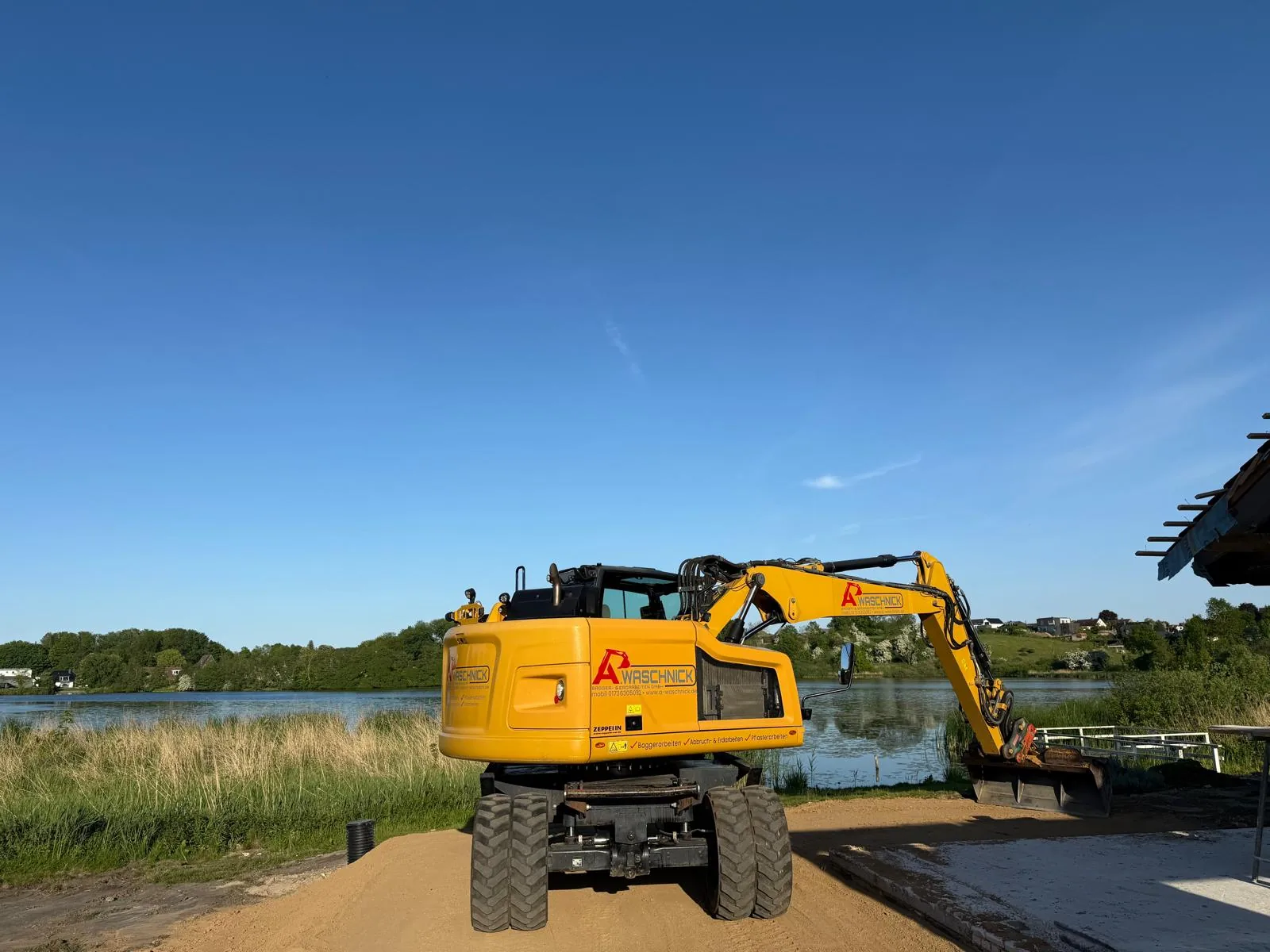 Waschnick-Bagger bei Erdarbeiten am See