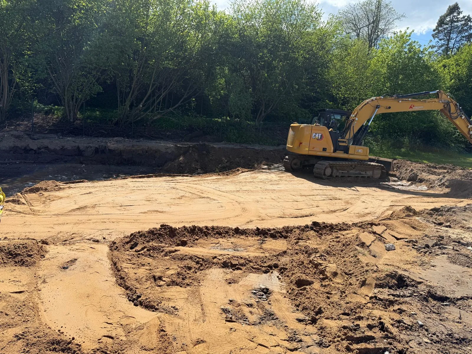 Waschnick-Bagger auf einer großflächig vorbereiteten Baustelle