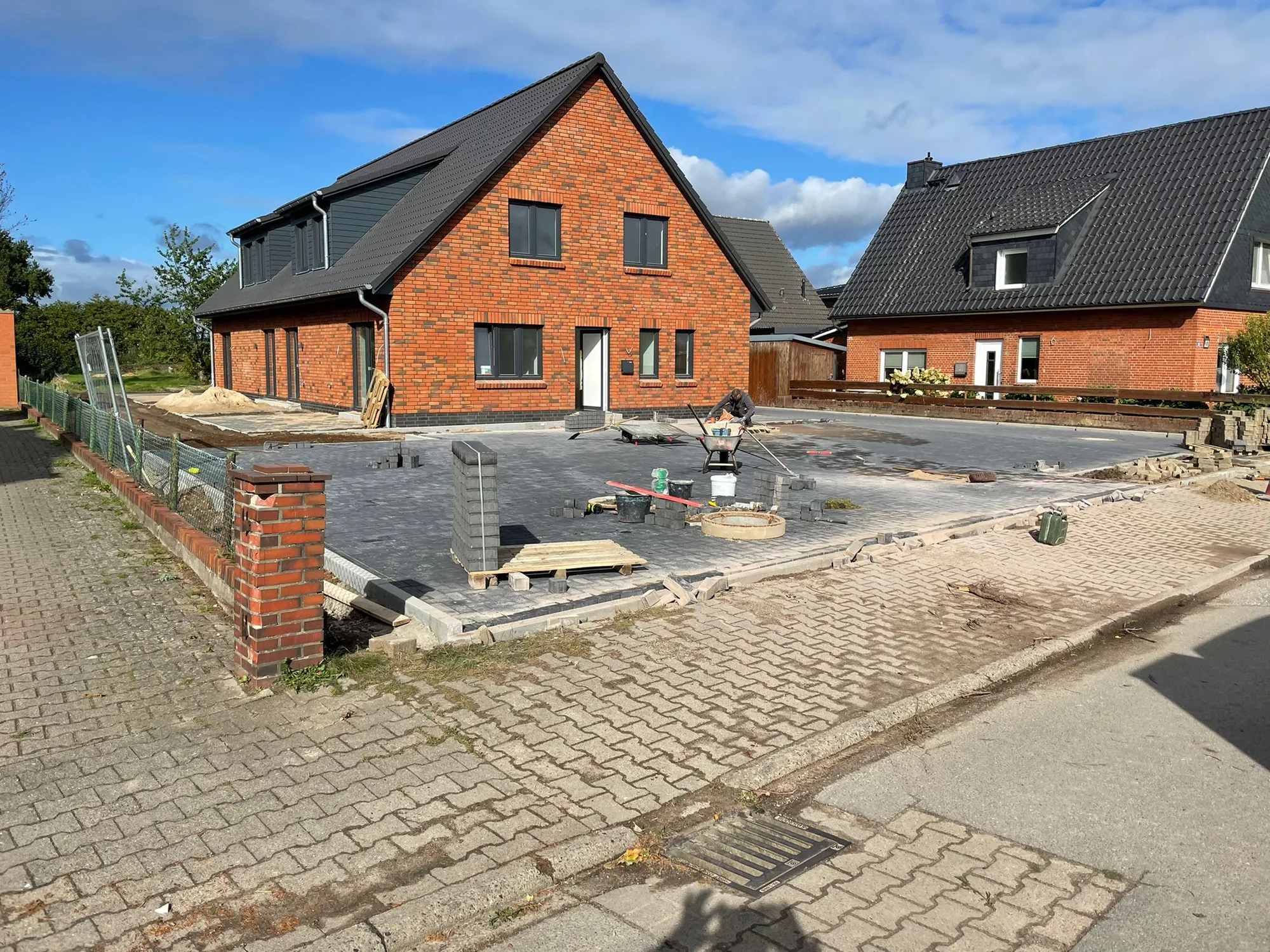 Großzügige neu gepflasterte Zufahrt an einem Klinkerhaus