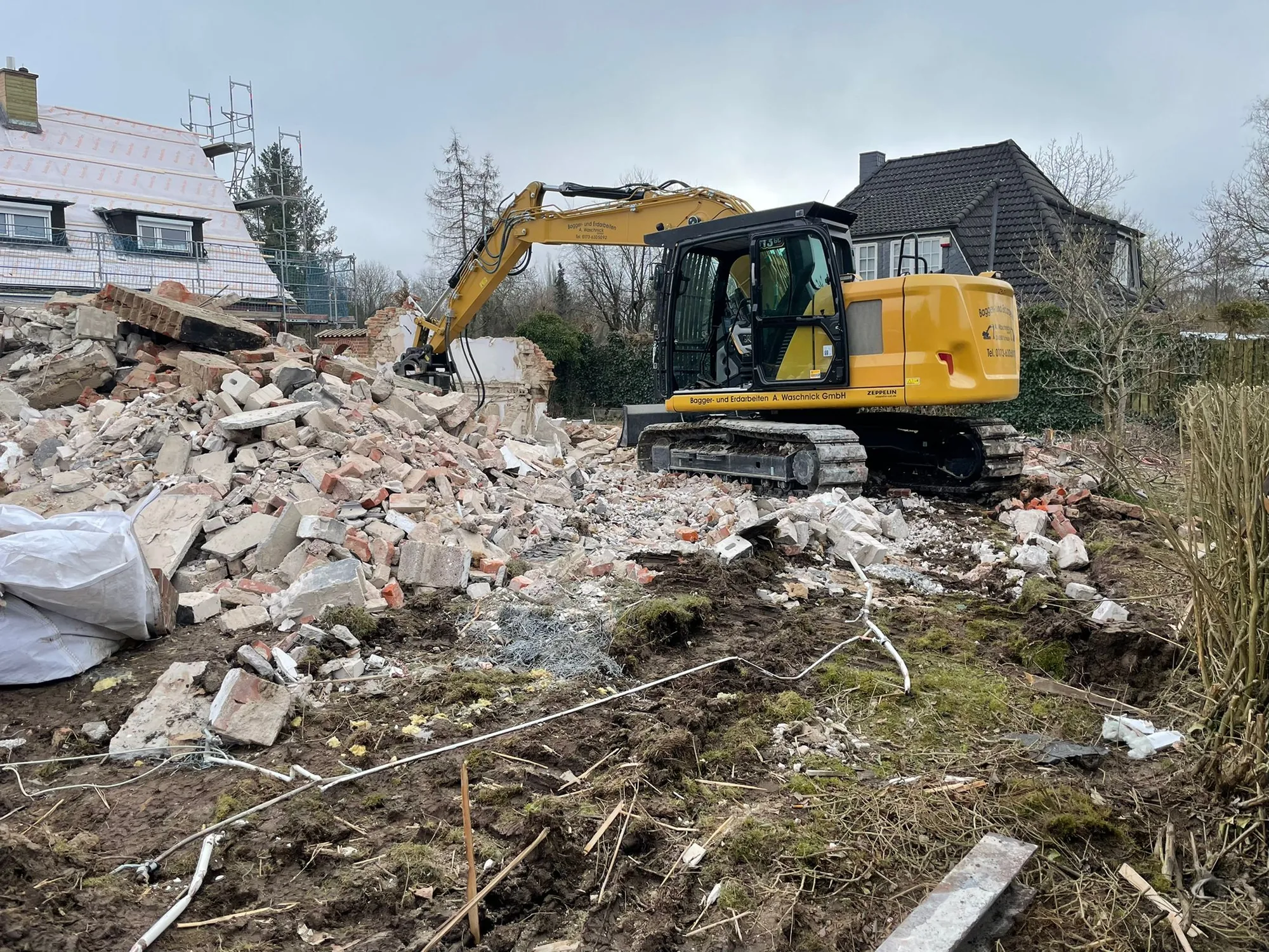 Bagger auf einer Rückbaubaustelle zwischen Ziegelbruch