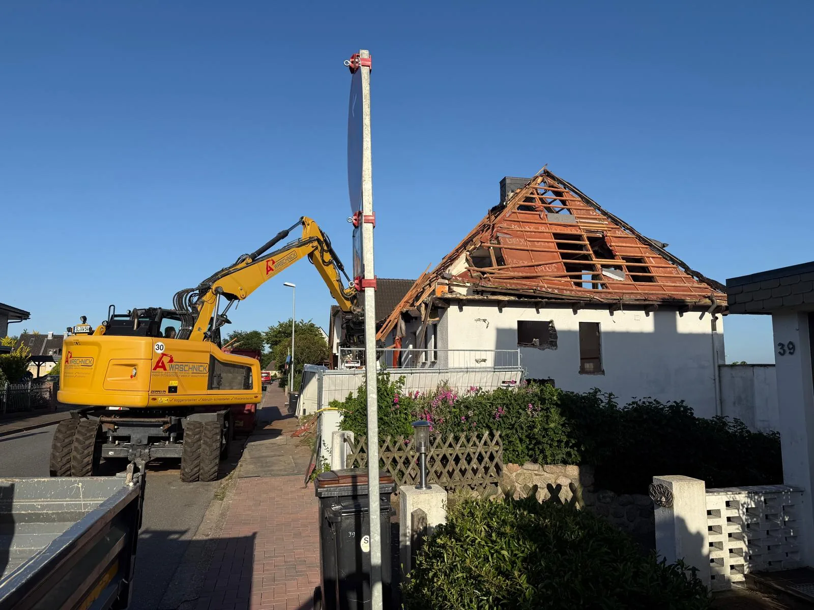 Bagger beim Rückbau eines Wohnhauses